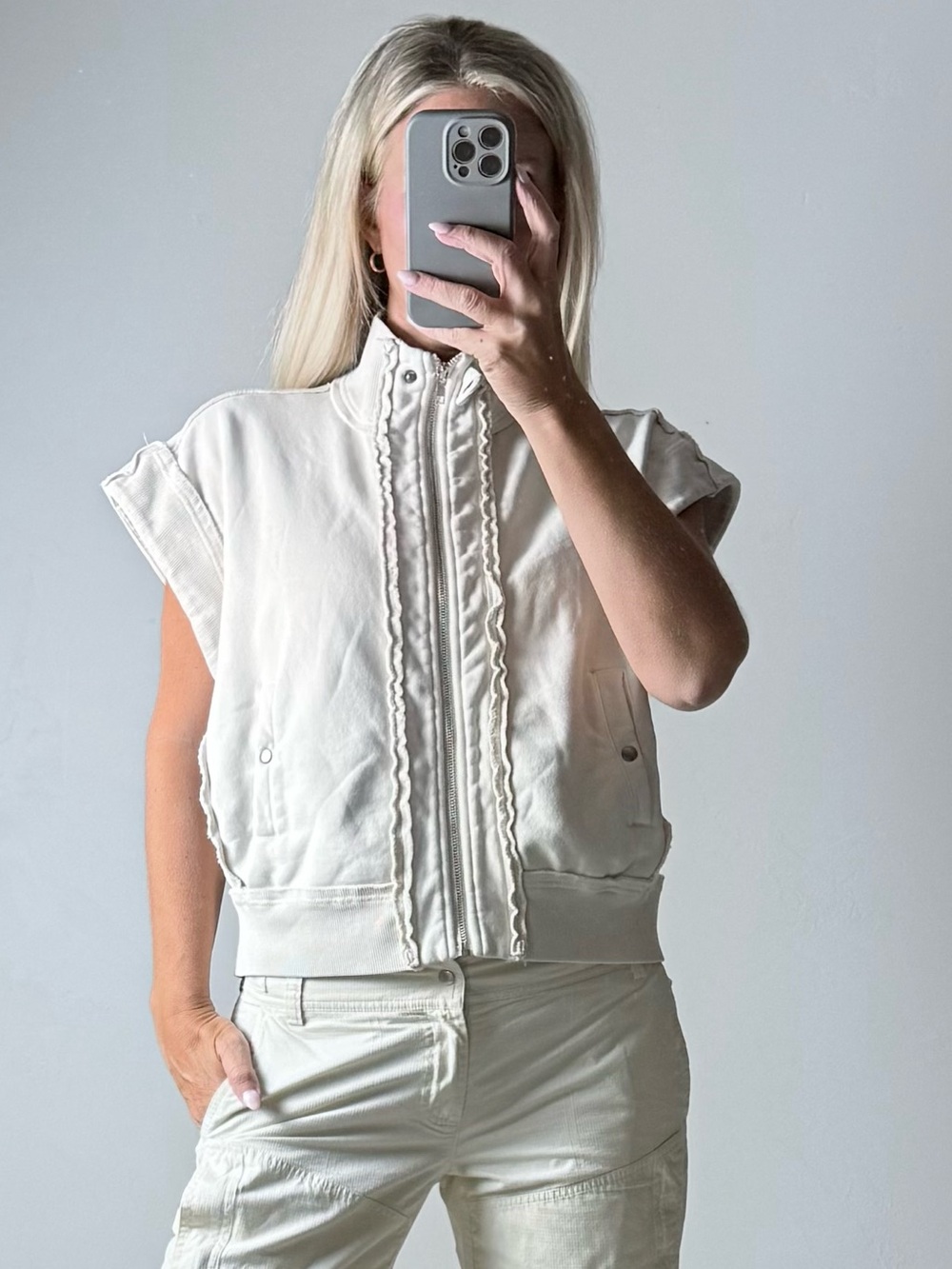 Elan Cream Zip-Front Sleeveless Crop distressed Shirt / Jacket